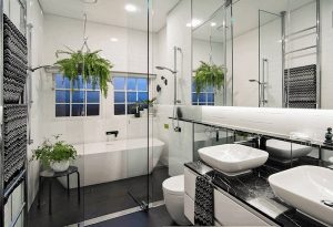 trang trí phòng tắm đẹp , nội thất toilet gam màu đen trắng với điểm nhấn là những chậu cây nhỏ