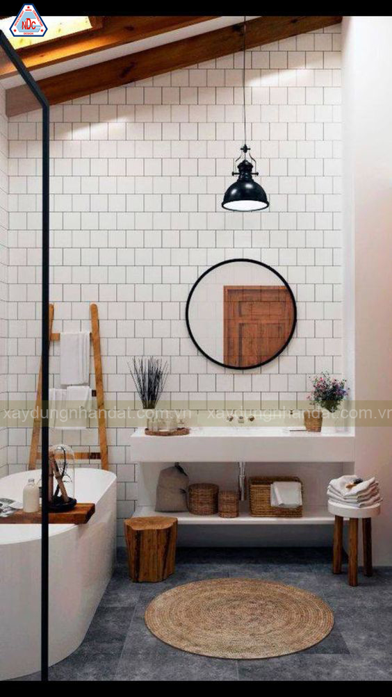 Thiết kế phòng tắm màu trắng và gỗ