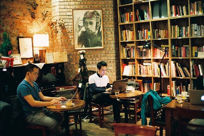 Quán cafe sách không chỉ là nơi đọc sách, thưởng thức đồ uống mà còn dùng làm nơi làm việc.