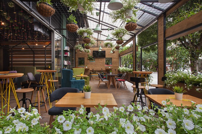 Thiết kế quán cafe sân vườn cần hài hòa giữa nội thất và không gian cây cối xung quanh. 