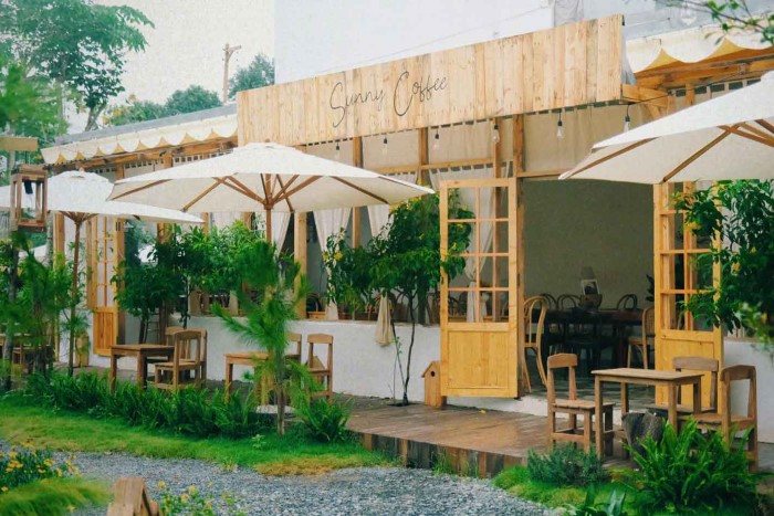 Điểm hay của thiết kế quán cafe sân vườn này đó là sự mộc mạc, yên bình mà nó mang lại. 
